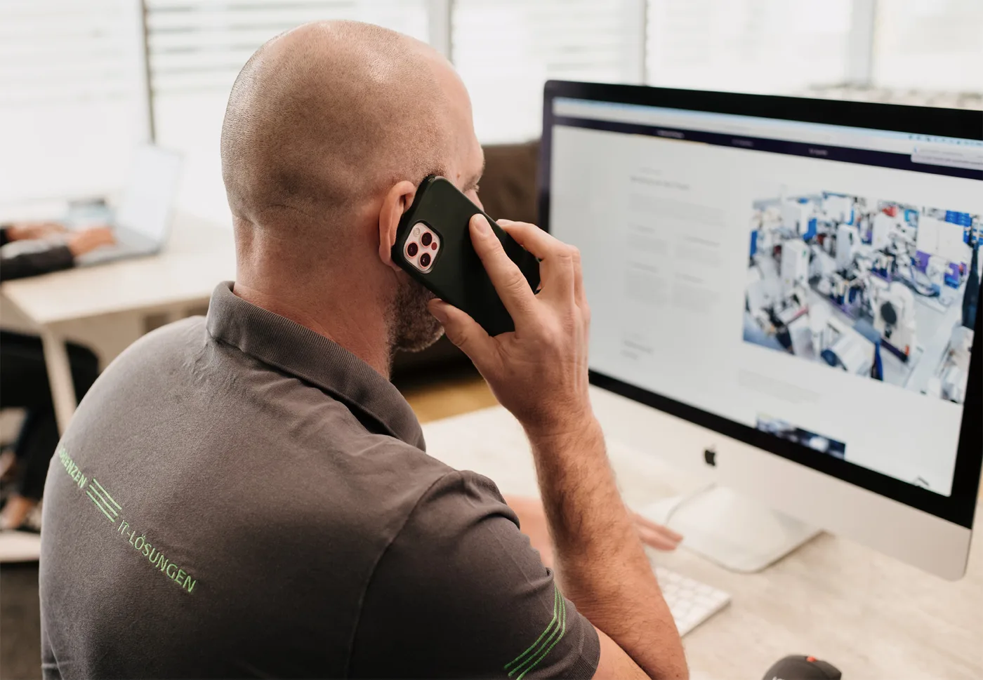 Tom Lorenzen bei der technischen Arbeit